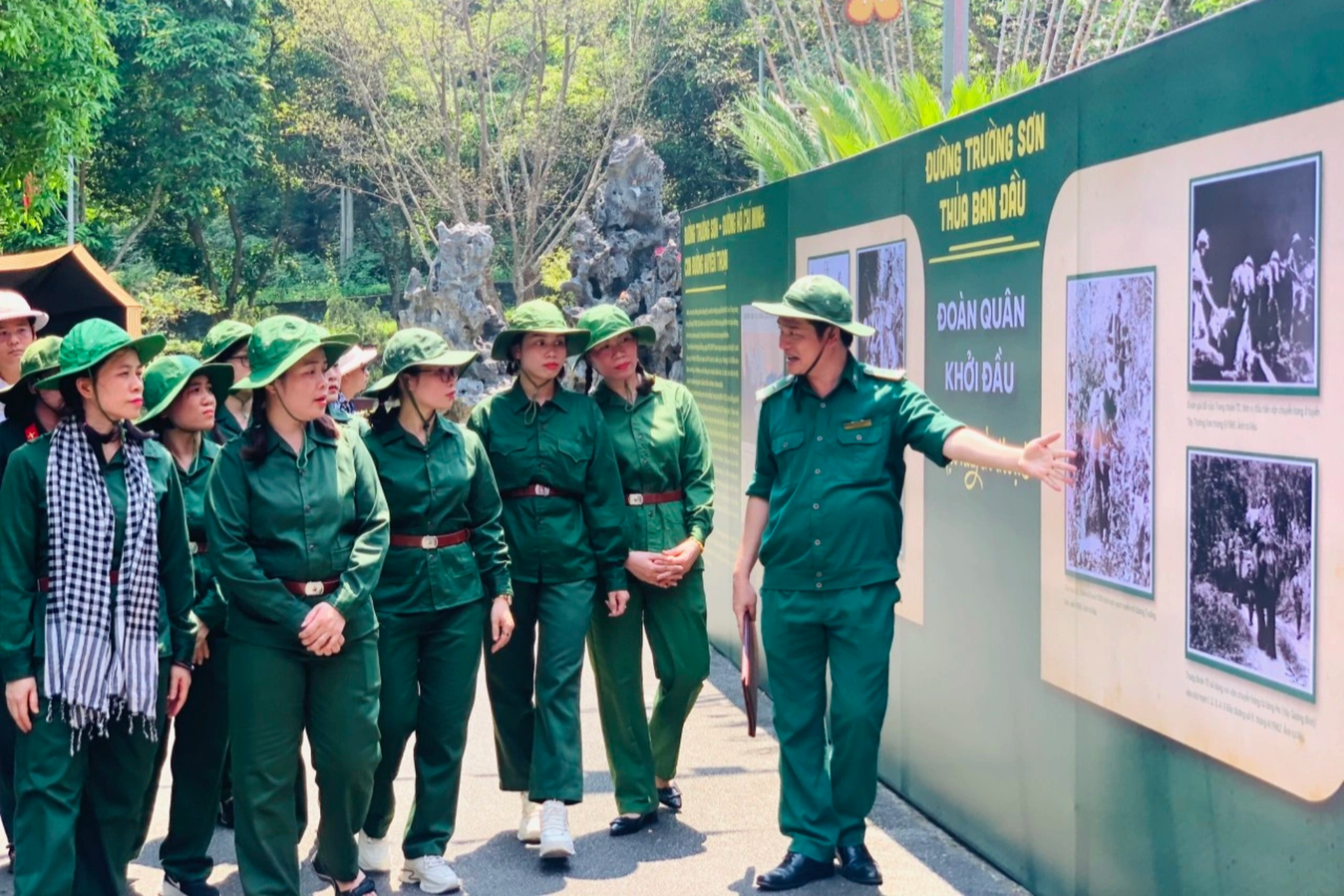 Hàng vạn người vượt nắng nóng hơn 40 độ C về Ngã ba Đồng Lộc - 6 Hàng vạn người vượt nắng nóng hơn 40 độ C về Ngã ba Đồng Lộc - 6