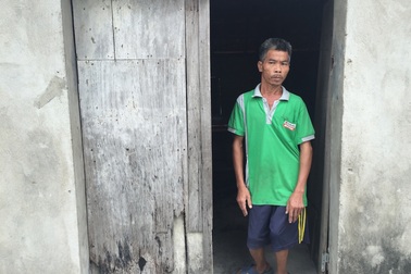 Gia cảnh “chị Dậu” của người đàn ông tàn tật vẫn phải đóng 13 khoản phí