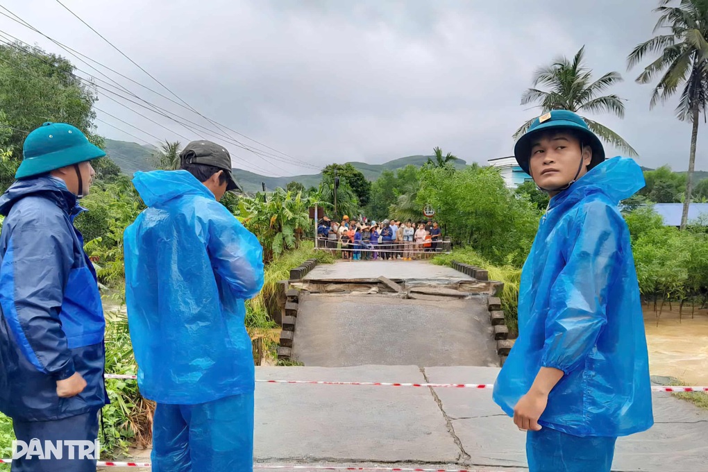 Sập cầu Cây Sung khiến 750 người bị cô lập - 2