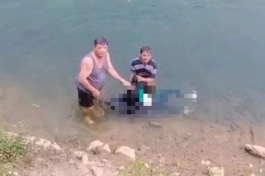 Phát hiện thi thể 2 mẹ con dưới kênh