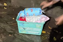 Bé trai sơ sinh còn dây rốn bị bỏ bên đường trong đêm mưa