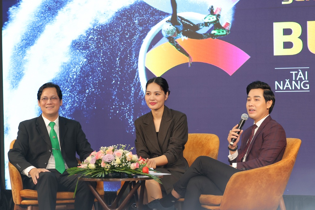 Hoa hậu Hương Giang làm giảng viên, chia sẻ với người trẻ về... tiền - 1 Hoa hậu Hương Giang làm giảng viên, chia sẻ với người trẻ về... tiền - 1