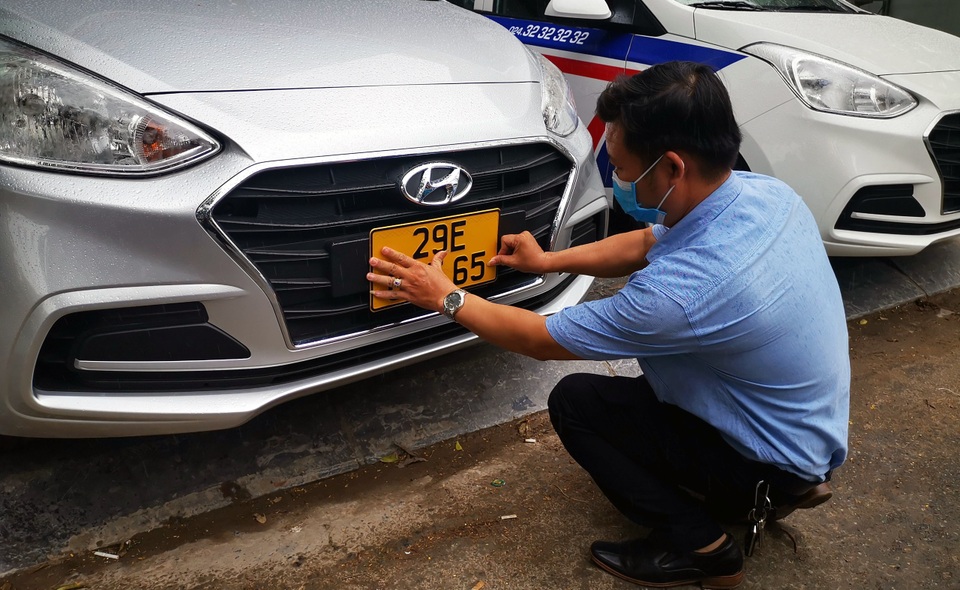 Hôm nay, 88 taxi, grab car đầu tiên đổi biển số xe màu vàng - 3 Hôm nay, 88 taxi, grab car đầu tiên đổi biển số xe màu vàng - 3