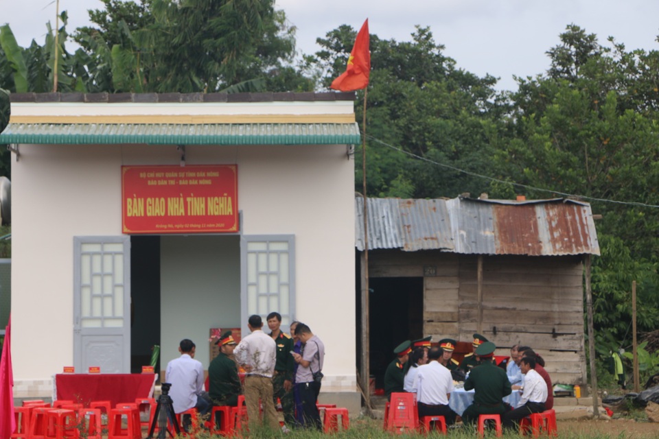 Căn nhà mới nghĩa tình của bạn đọc Dân trí trao tặng vợ chồng nghèo - 3 Căn nhà mới nghĩa tình của bạn đọc Dân trí trao tặng vợ chồng nghèo - 3