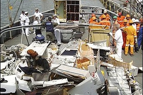 Tìm thấy thi thể cơ trưởng và tiếp viên máy bay Pháp  