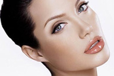 Angelina Jolie: Gương mặt hoàn hảo của Shiseido