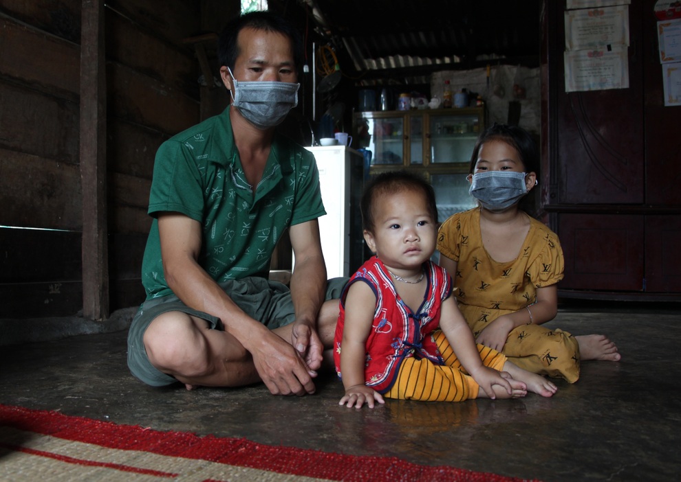 2 bé mồ côi và người cha khốn khổ được bạn đọc giúp đỡ hơn 240 triệu đồng - 3 2 bé mồ côi và người cha khốn khổ được bạn đọc giúp đỡ hơn 240 triệu đồng - 3