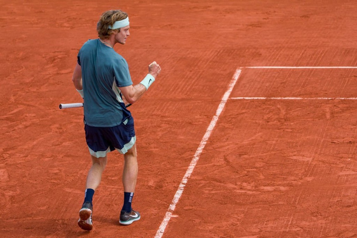 Tsitsipas khốn khổ trước tay vợt tới từ vòng loại - 4 Tsitsipas khốn khổ trước tay vợt tới từ vòng loại - 4