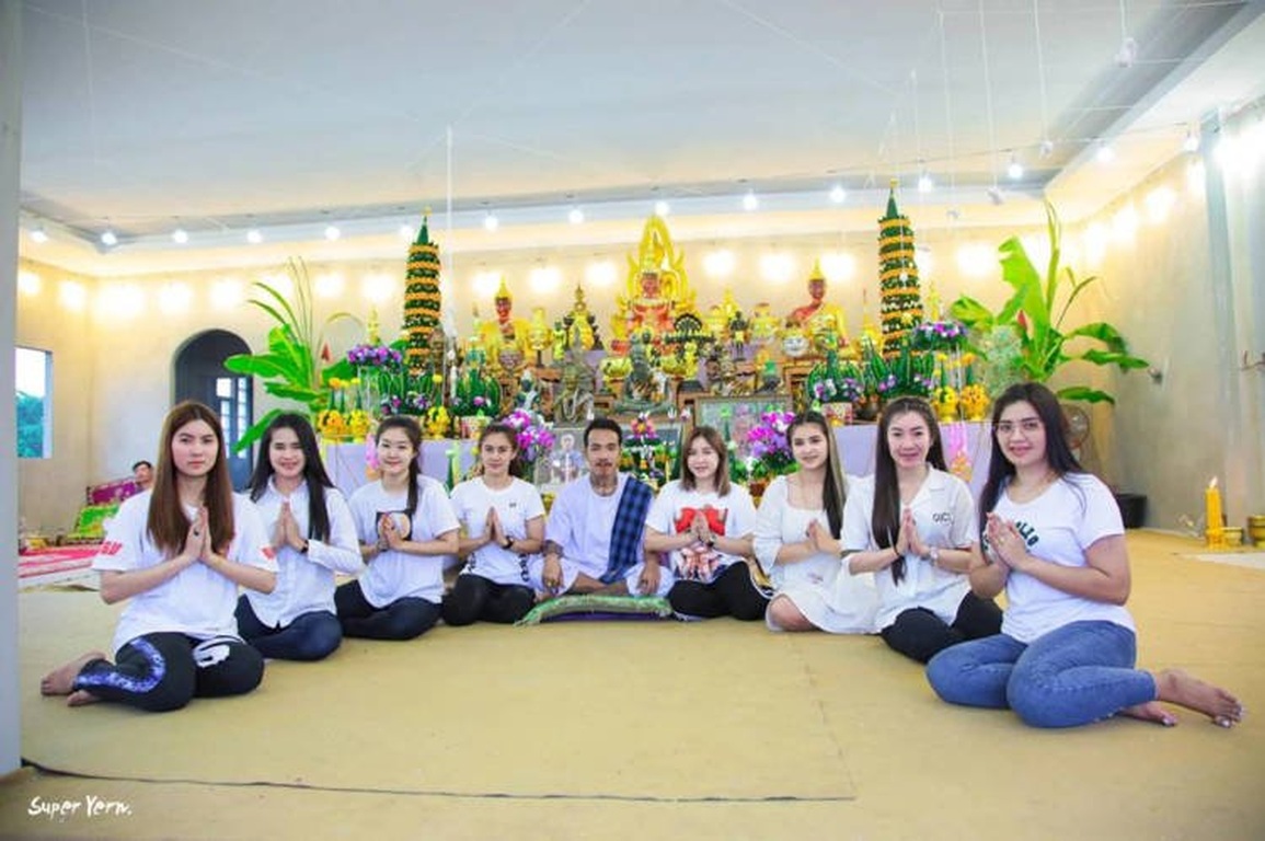 Người đàn ông sống hòa hợp với 8 người vợ trẻ dưới cùng một mái nhà - 4 Người đàn ông sống hòa hợp với 8 người vợ trẻ dưới cùng một mái nhà - 4