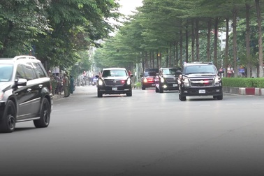 Hình ảnh đoàn xe chở Tổng thống Mỹ Joe Biden trên đường phố Hà Nội