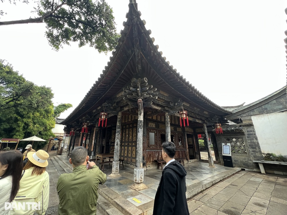 Khách Việt mua tour Trung Quốc: Ngắm cảnh nháo nhào, lùa vào mua sắm - 2 Khách Việt mua tour Trung Quốc: Ngắm cảnh nháo nhào, lùa vào mua sắm - 2