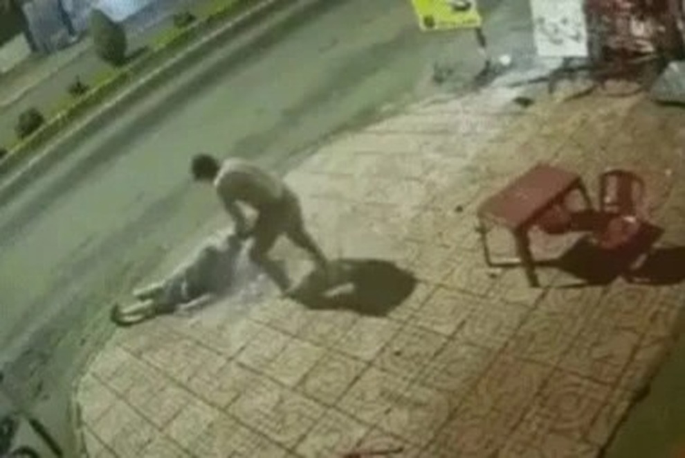 Vụ đổ nước nóng vào người đi đường: Thủ phạm có biểu hiện hoang tưởng - 1 Vụ đổ nước nóng vào người đi đường: Thủ phạm có biểu hiện hoang tưởng - 1