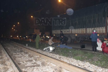 Băng qua đường sắt, một phụ nữ bị tàu tông chết