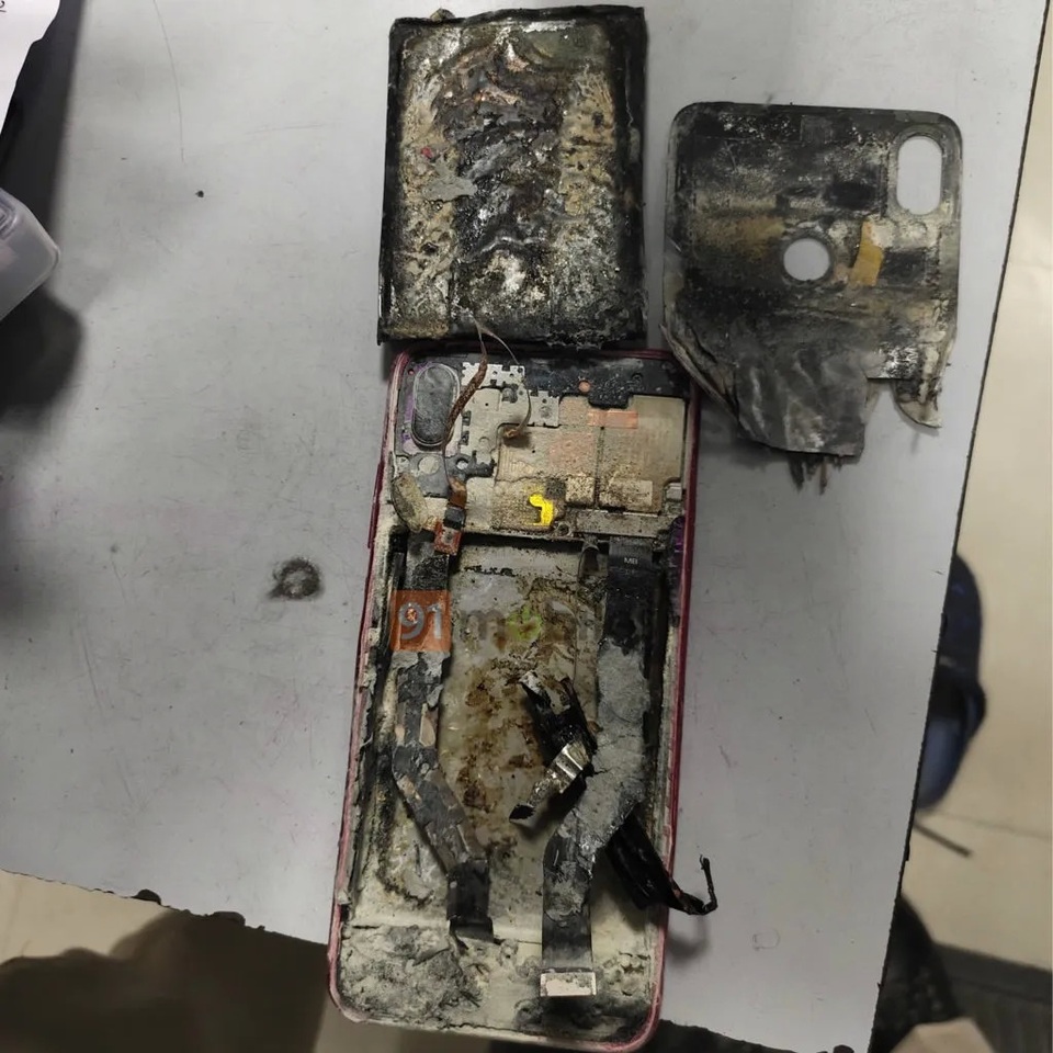 Smartphone bất ngờ bốc cháy và phát nổ khi nằm trong túi quần - 1 Smartphone bất ngờ bốc cháy và phát nổ khi nằm trong túi quần - 1