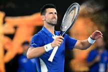 Djokovic, Tsitsipas vào vòng bốn Australian Open