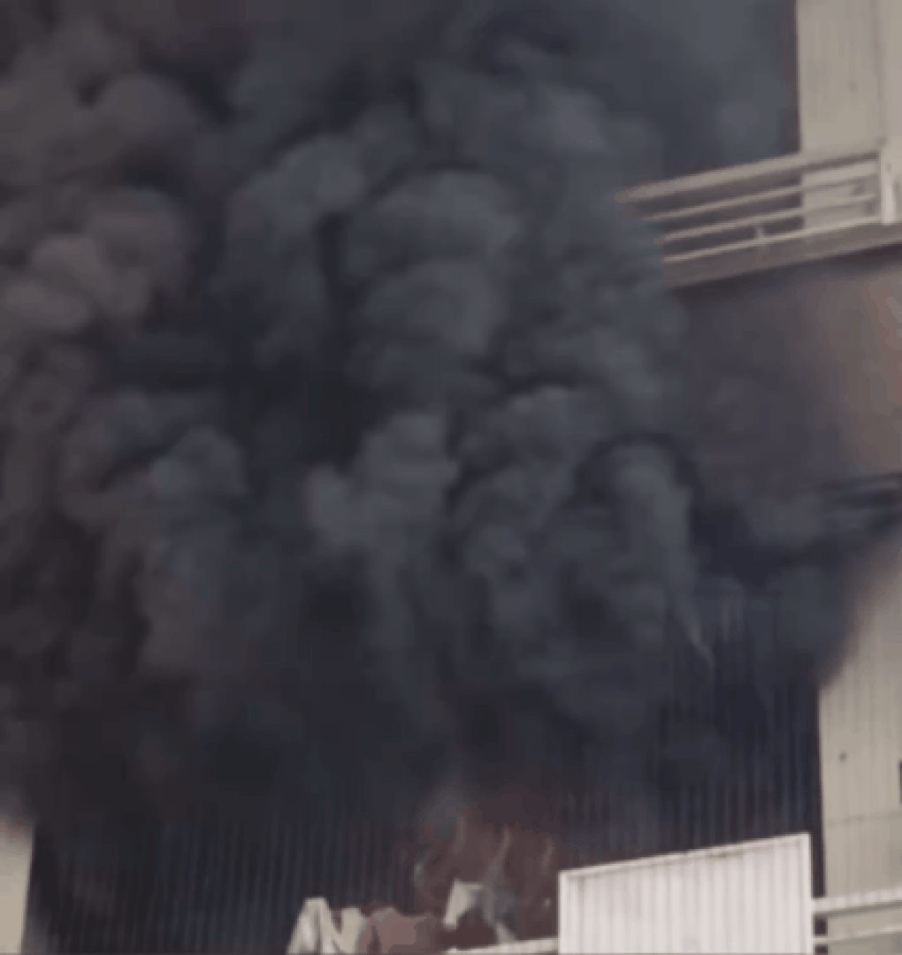 Khói lửa bốc lên ngùn ngụt từ căn hộ chung cư ở Hà Nội - 1 Khói lửa bốc lên ngùn ngụt từ căn hộ chung cư ở Hà Nội - 1