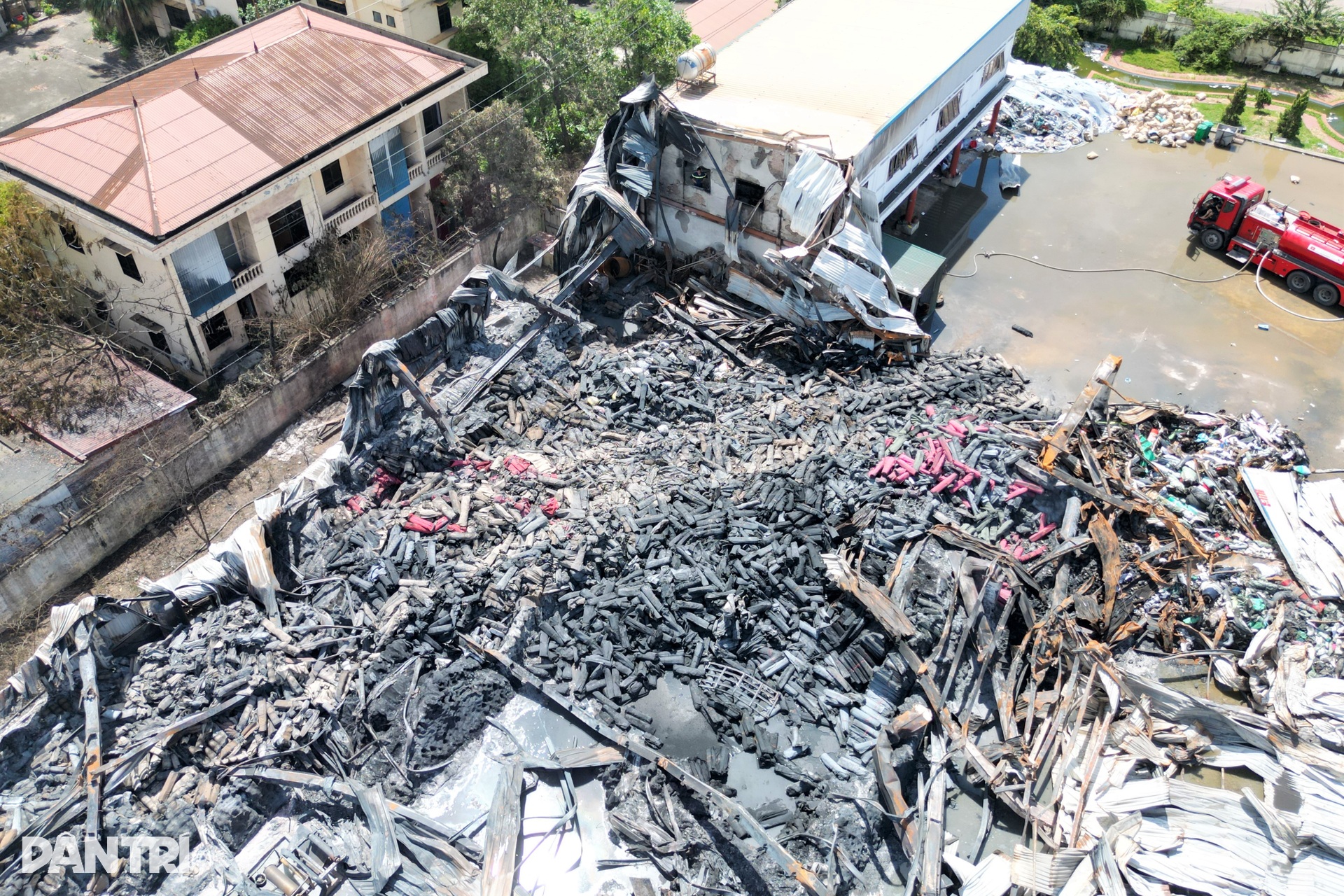 Tan hoang nhà xưởng rộng cả nghìn m2 bị bà hỏa thiêu rụi - 6