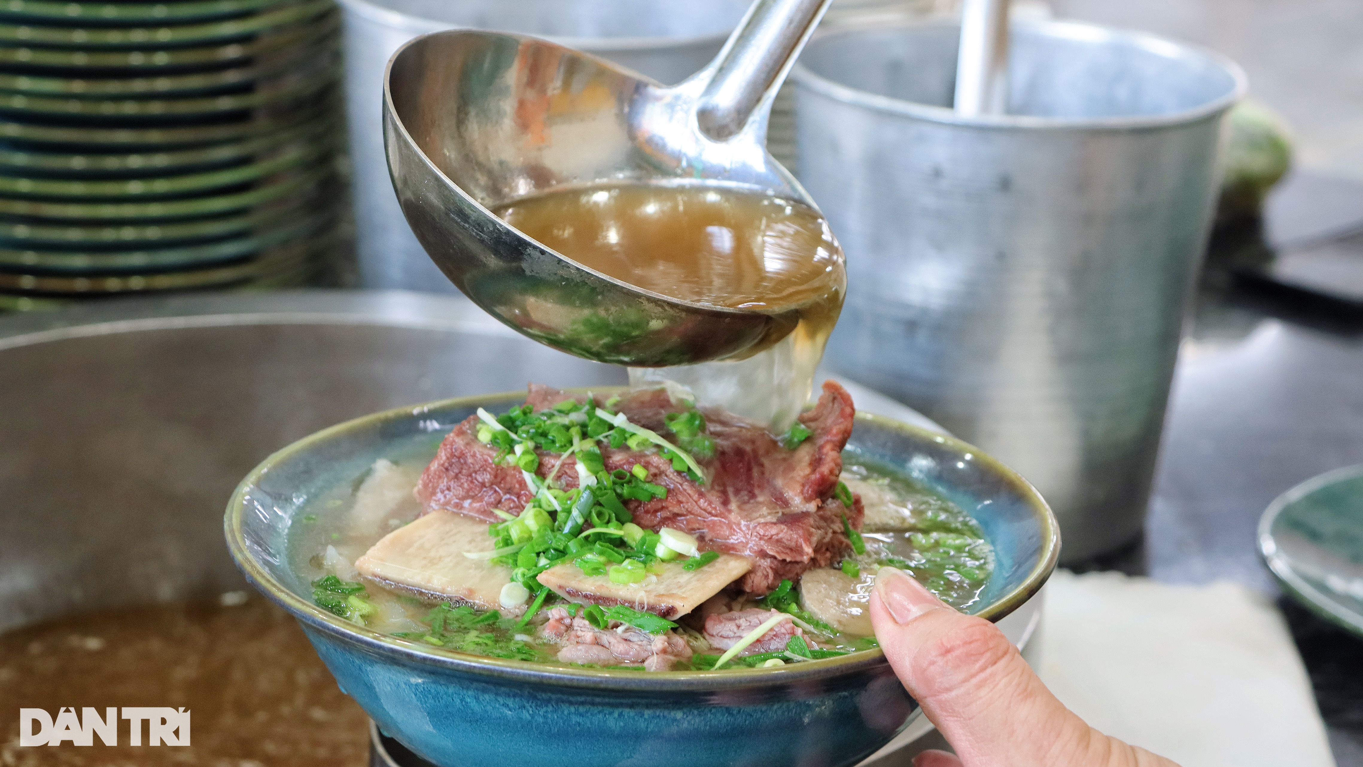 Độc đáo tô phở gần 1kg, có "miếng sườn to nhất TPHCM"