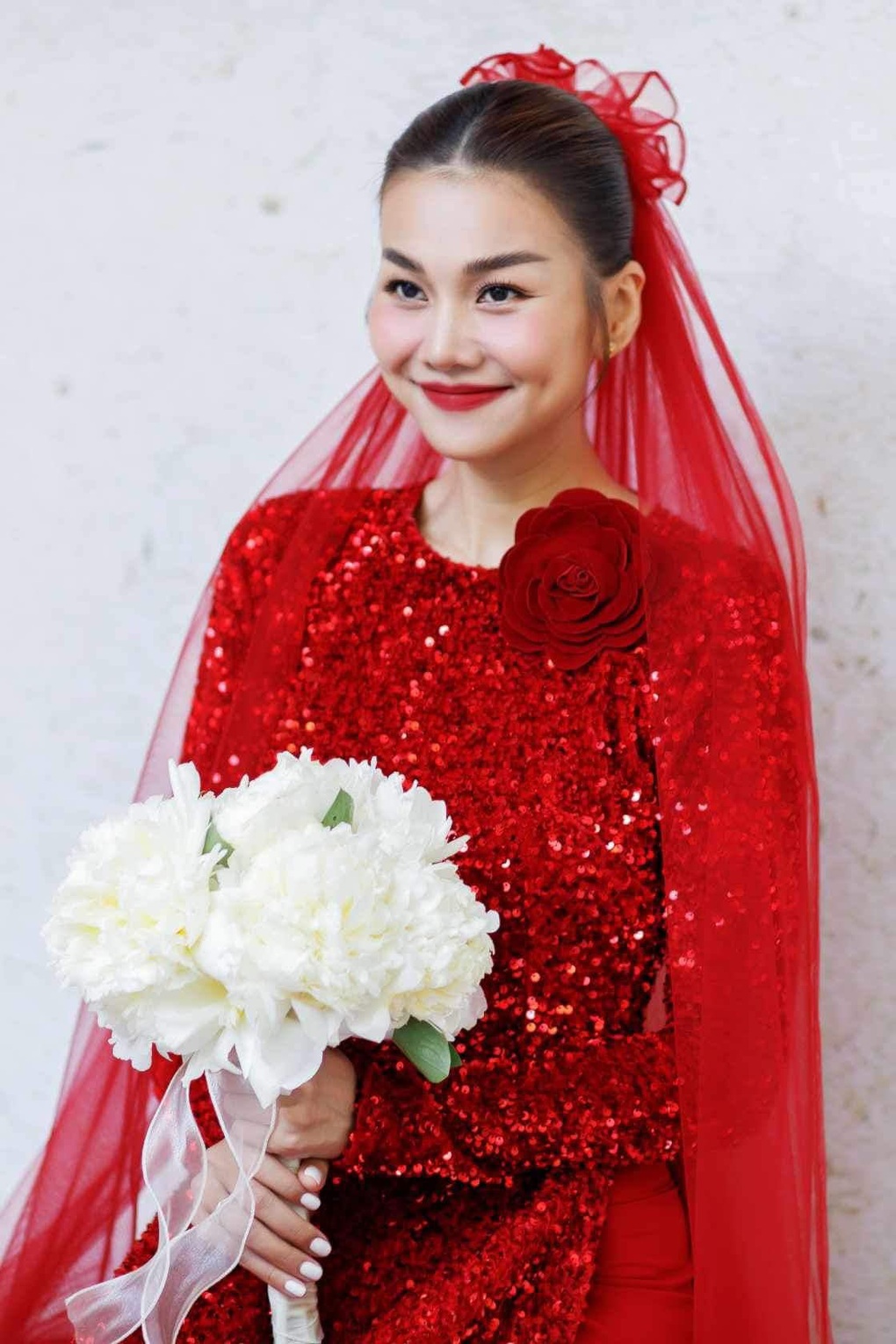 Thanh Hằng rạng rỡ, nắm tay chồng nhạc trưởng trong lễ vu quy - 4 Thanh Hằng rạng rỡ, nắm tay chồng nhạc trưởng trong lễ vu quy - 4