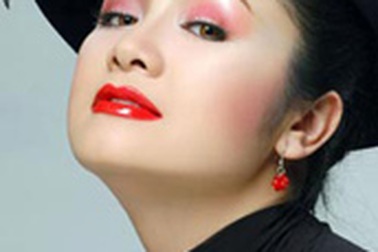 Thu Hà mới sinh con vẫn làm... hoa hậu