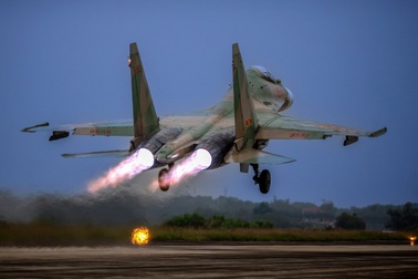 Chiêm ngưỡng "hổ mang chúa" SU-30MK2 xuất kích huấn luyện bay đêm