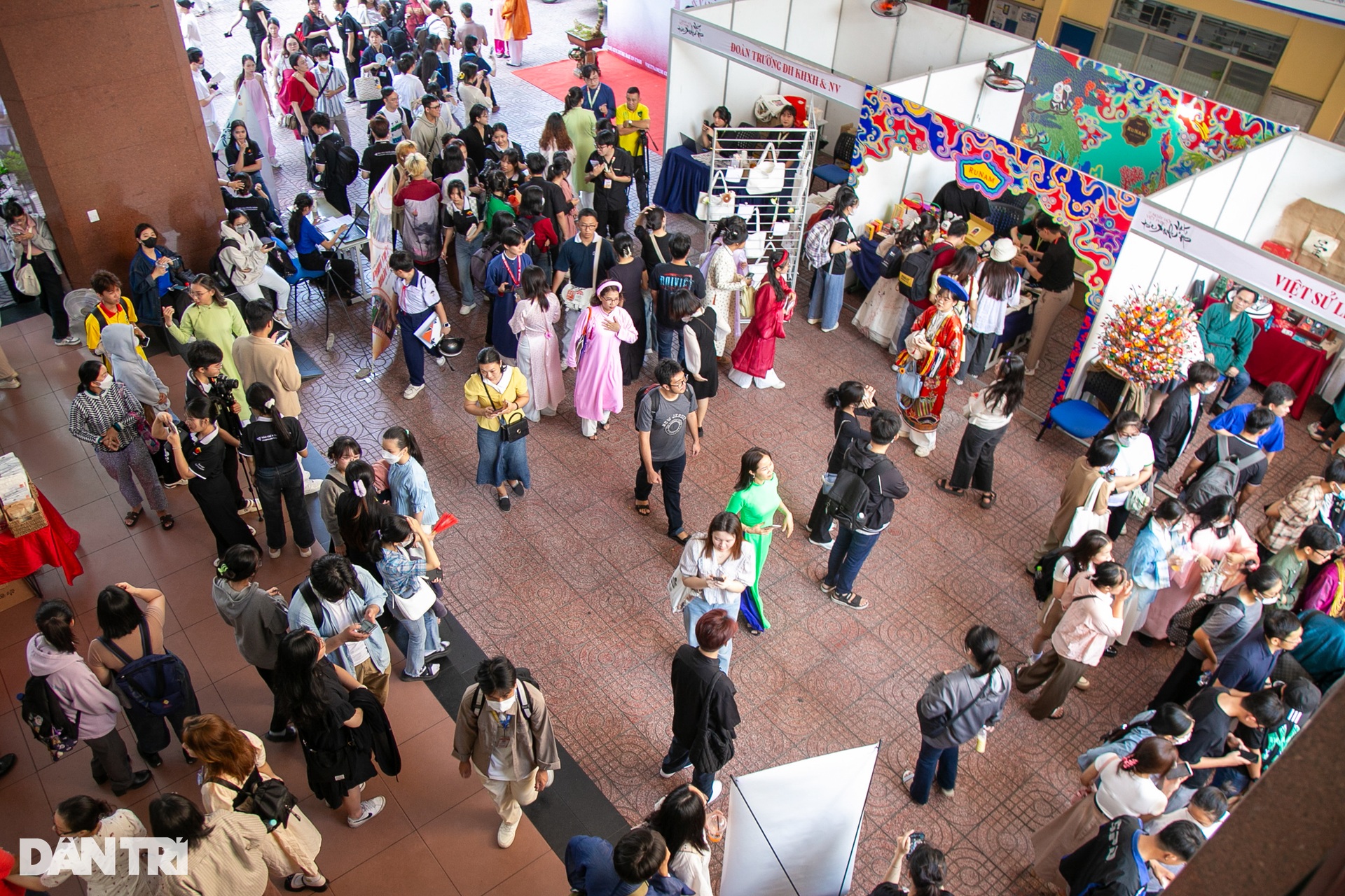 Hàng trăm bạn trẻ xúng xính Việt phục đi chơi hội - 1 Hàng trăm bạn trẻ xúng xính Việt phục đi chơi hội - 1