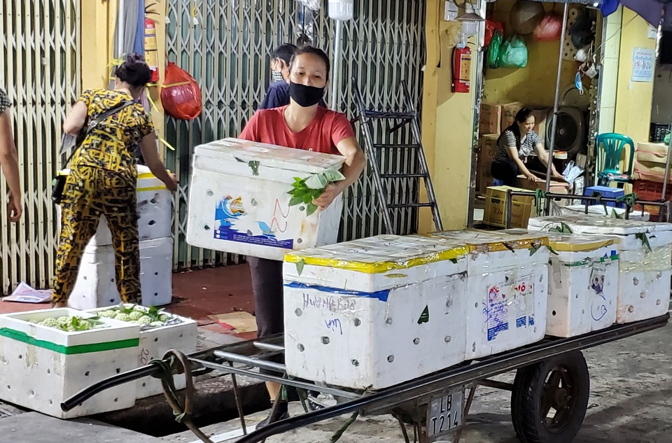 Đêm trắng của nữ cửu vạn ở chợ Long Biên - 3 Đêm trắng của nữ cửu vạn ở chợ Long Biên - 3