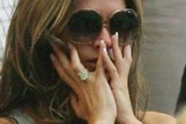 Trên khán đài, Vic khóc theo chồng!