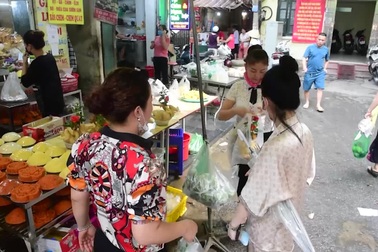 "Chợ nhà giàu" mùa dịch: Chẳng còn khách "chịu chi", gà càng to càng ế