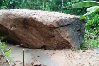 Giữa đêm, tảng đá 40 tấn lăn xuống khu dân cư, 8 hộ dân "hút chết"