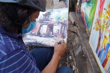 Gặp người họa sĩ nghèo bày bán tranh trên cầu Long Biên