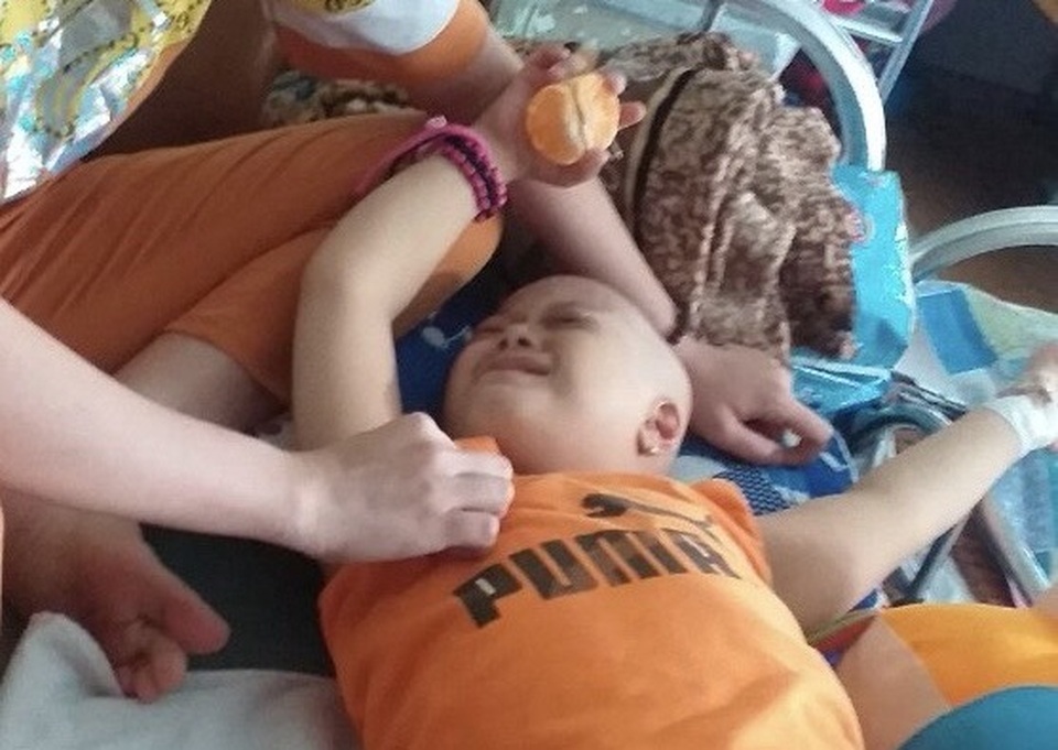 Xót xa số phận bé gái nghèo nguy cơ phải cưa chân vì u xương quái ác - 3 Xót xa số phận bé gái nghèo nguy cơ phải cưa chân vì u xương quái ác - 3