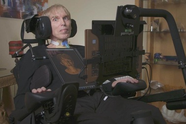 Mắc bệnh hiểm nghèo, tiến sĩ tự biến mình thành nửa người nửa máy để có “siêu sức mạnh”