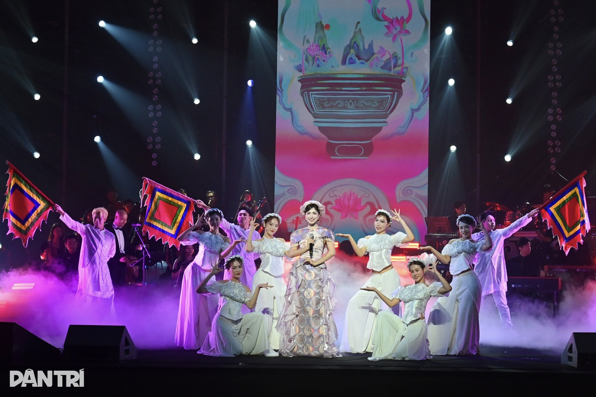 Những khoảnh khắc ấn tượng, bùng nổ trong concert Rực rỡ ngày mới - 14 Những khoảnh khắc ấn tượng, bùng nổ trong concert Rực rỡ ngày mới - 14