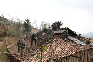 Trấn an người dân về “hoang tin” bị ung thư vì mái nhà lợp fibro ximăng