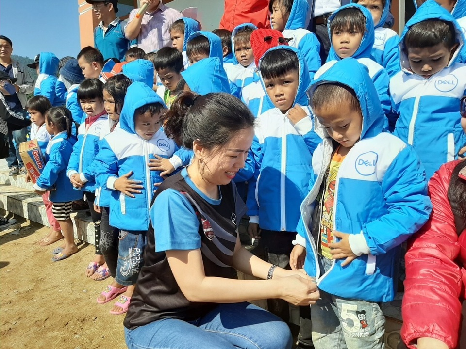 Chương trình “Mùa đông cho em” mang hàng trăm suất quà đến với học sinh miền núi - 2 Chương trình “Mùa đông cho em” mang hàng trăm suất quà đến với học sinh miền núi - 2