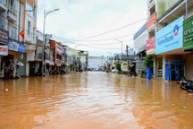 Đường phố trung tâm Đà Lạt thành "sông" do mưa lớn kéo dài