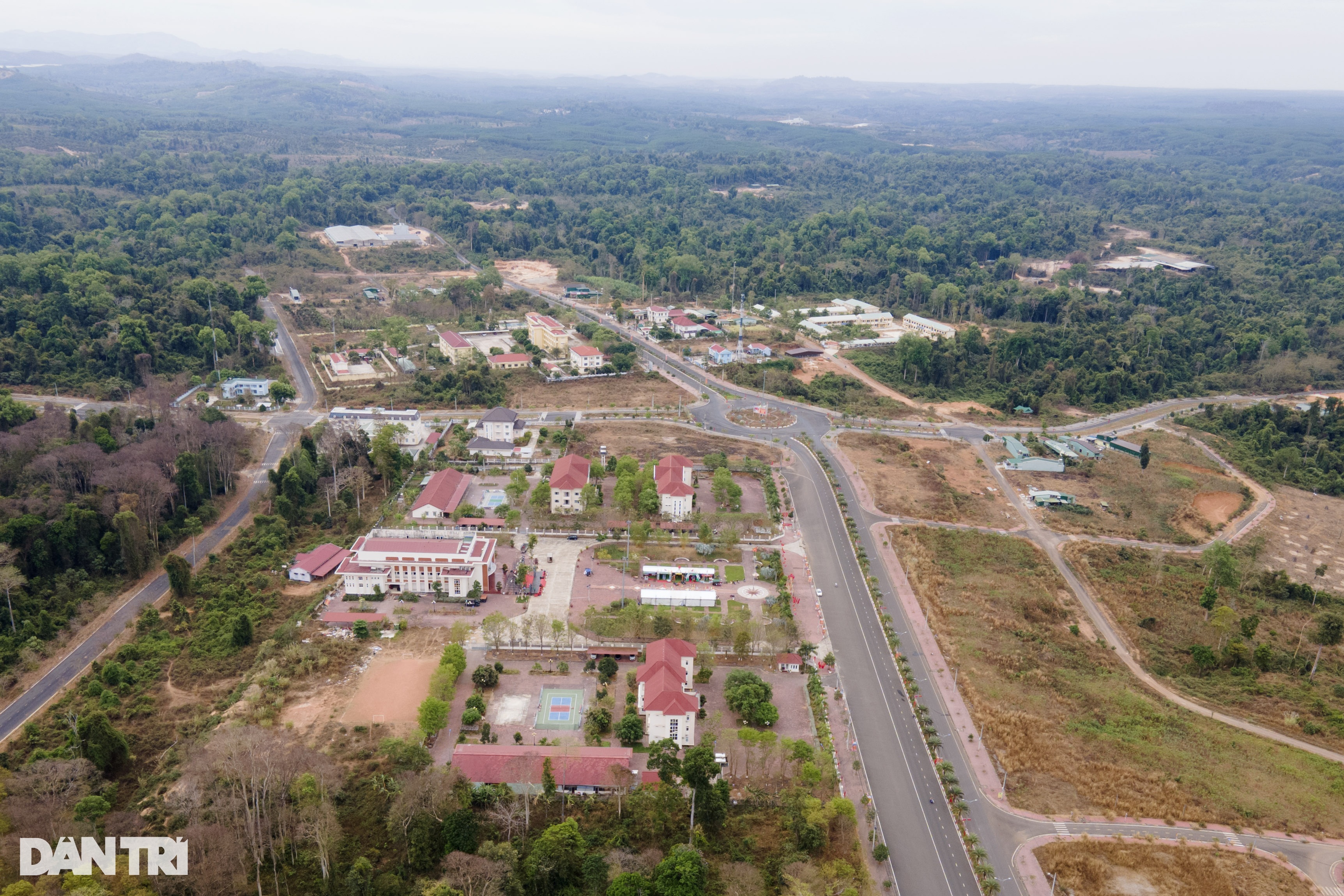 Huyện chỉ có 3 đơn vị cấp xã, trung bình 16 người/km2 - 1 Huyện chỉ có 3 đơn vị cấp xã, trung bình 16 người/km2 - 1