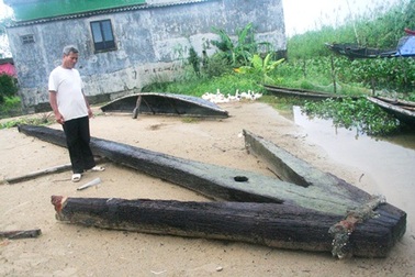 Phát hiện mỏ neo khổng lồ bằng gỗ dưới đáy biển