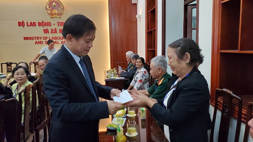 Bộ LĐ-TBXH gặp mặt đoàn đại biểu người có công tỉnh Kon Tum - 5 Bộ LĐ-TBXH gặp mặt đoàn đại biểu người có công tỉnh Kon Tum - 5