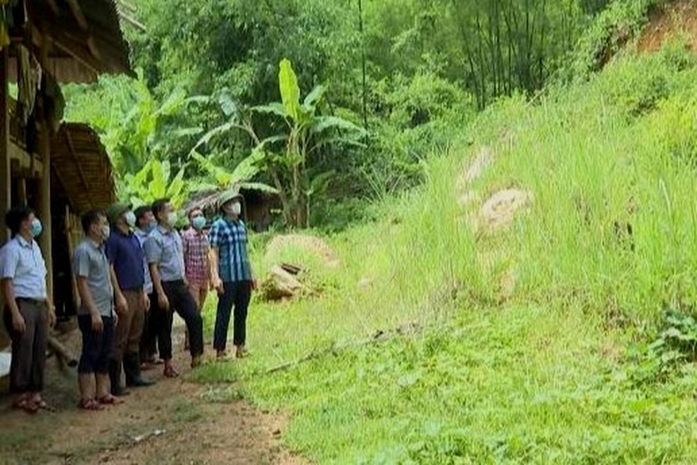 Đồi nứt hàng trăm mét, nhiều hộ dân luôn canh cánh... sẵn sàng bỏ chạy - 1 Đồi nứt hàng trăm mét, nhiều hộ dân luôn canh cánh... sẵn sàng bỏ chạy - 1
