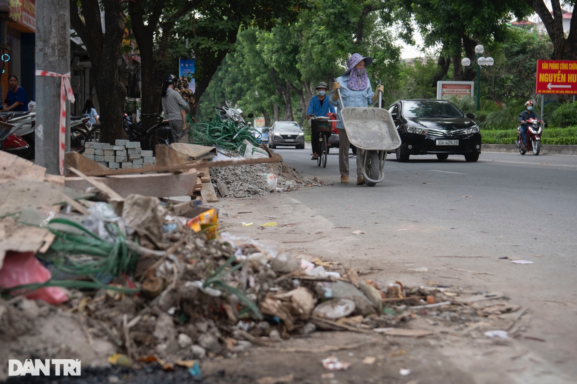 Hà Nội: Chủ kinh doanh mặt phố ngao ngán vì mùa đào xới vỉa hè lại tới - 5 Hà Nội: Chủ kinh doanh mặt phố ngao ngán vì mùa đào xới vỉa hè lại tới - 5