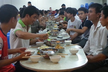 Sĩ tử ăn cơm chay, ngủ miễn phí tại chùa 