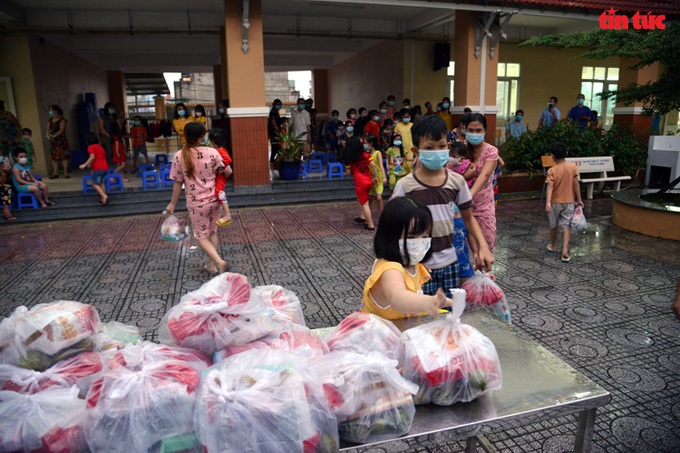 Các em thiếu nhi đang điều trị Covid-19 trong khu cách ly Bình Chiểu, thành phố Thủ Đức nhận quà Tết Trung Thu sớm. Ảnh minh họa: Hoàng Tuyết/Báo Tin tức