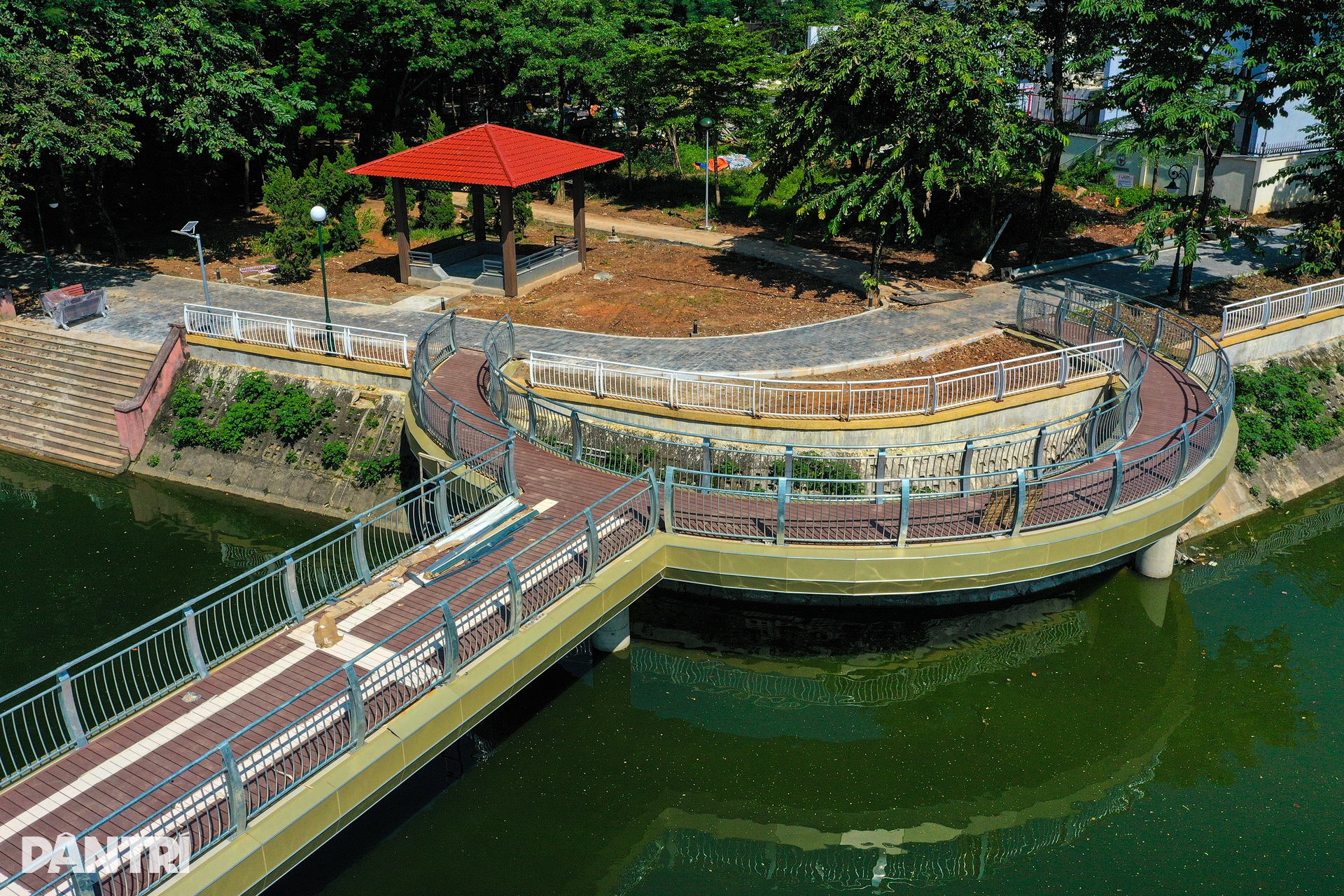 Độc đáo cầu đi bộ hình cây đàn khổng lồ trong công viên ở Hà Nội - 7