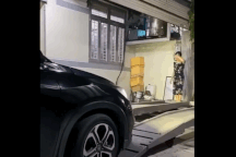 Tham khảo một giải pháp đỗ xe cho nhà có sân chật