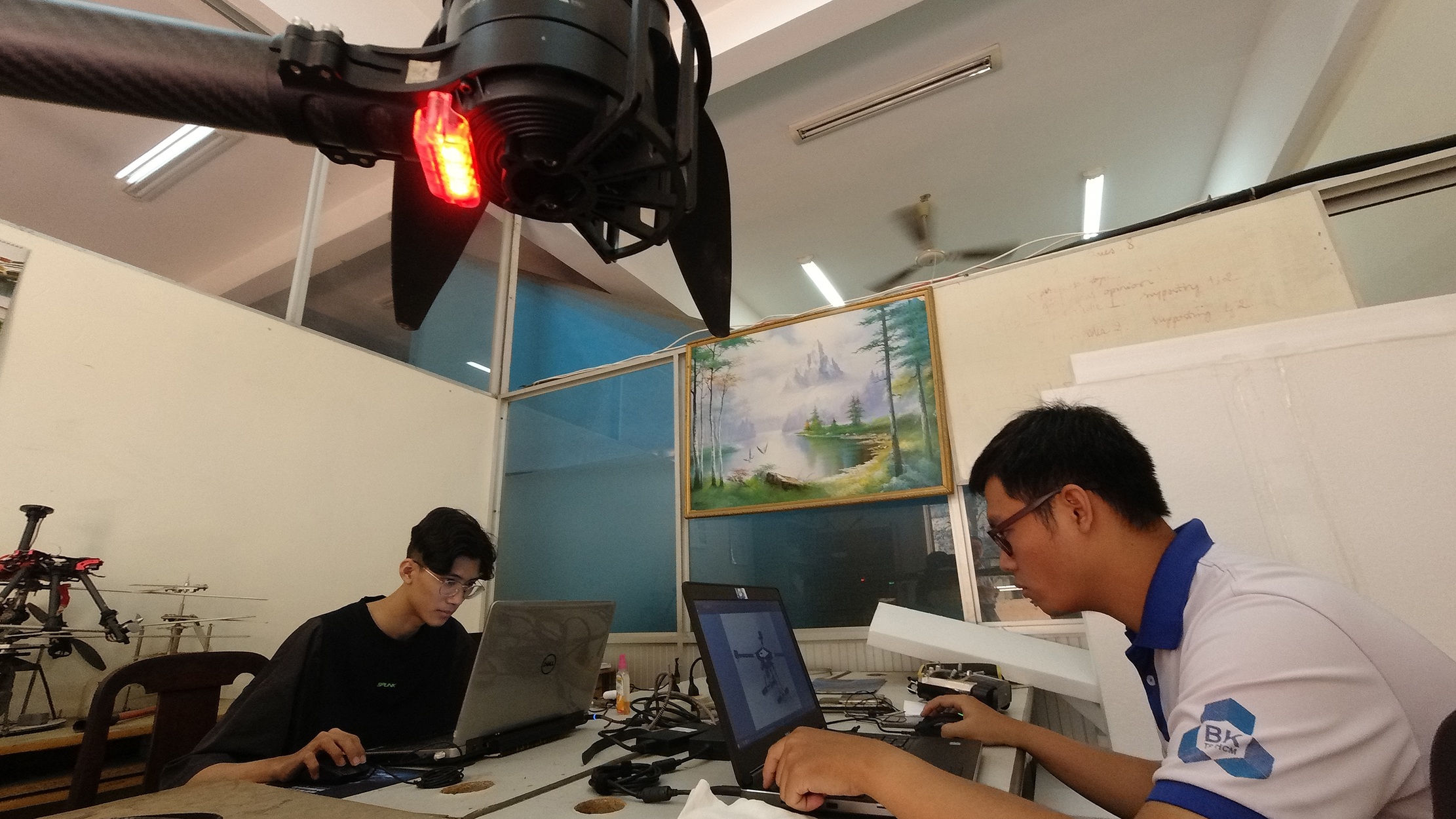 Phó giáo sư 37 tuổi chế tạo máy bay dành cho nhà nông - 23 Phó giáo sư 37 tuổi chế tạo máy bay dành cho nhà nông - 23