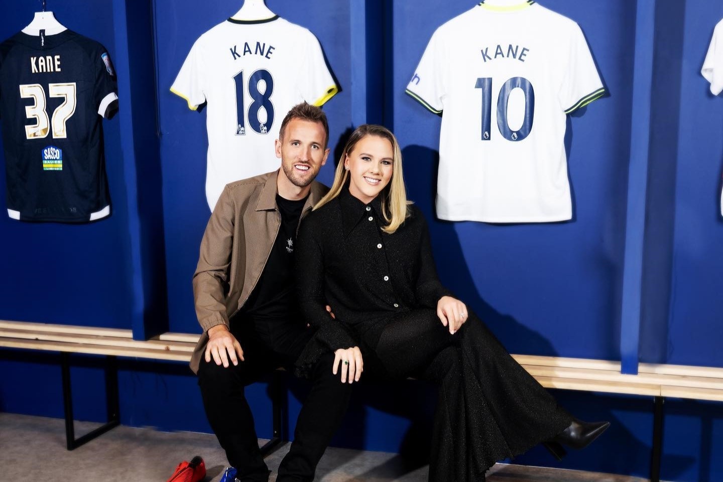 Từ bạn thân đến bạn đời và mối tình đáng ngưỡng mộ của cầu thủ Harry Kane