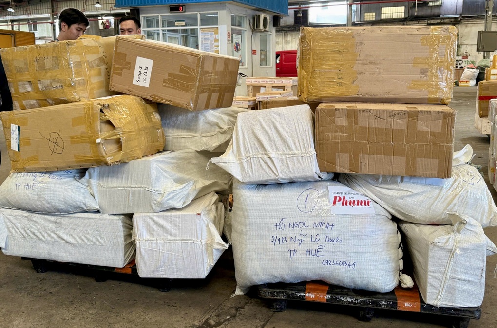 Những kiện hàng hỗ trợ vùng lũ đầu tiên trên chuyến bay của Vietnam Airlines đã đến Huế - 4 Những kiện hàng hỗ trợ vùng lũ đầu tiên trên chuyến bay của Vietnam Airlines đã đến Huế - 4