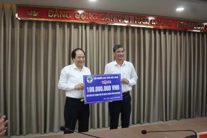 Phó Chủ tịch Trương Xuân Cừ trao 100 triệu đồng hỗ trợ NCT có hoàn cảnh khó khăn TP Hà Nội